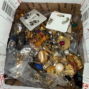 2lbs Assorted Vintage Clip-on earrings Jewelry Lot